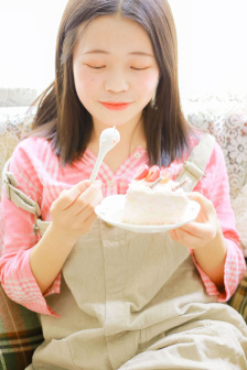 把红酒倒入B里用塞子堵图片