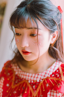 双胞胎姐妹齐上阵许多人物